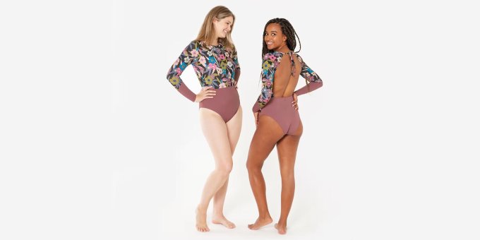 deux femmes portant un maillot de bain decathlon