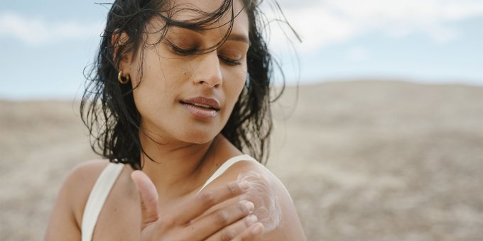 Voici la quantité de crème solaire exacte qu'il faut appliquer sur le visage pour être bien protégé du soleil